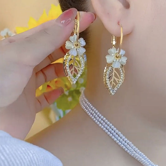 🌷【Compra 1 y llévate 1 gratis】🌷🔥 Pendientes de hoja floral de ojo de gato dorados de moda 2025