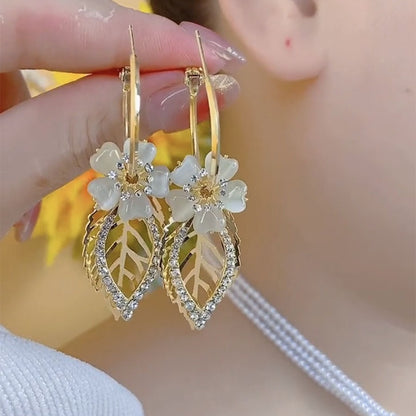 🌷【Compra 1 y llévate 1 gratis】🌷🔥 Pendientes de hoja floral de ojo de gato dorados de moda 2025